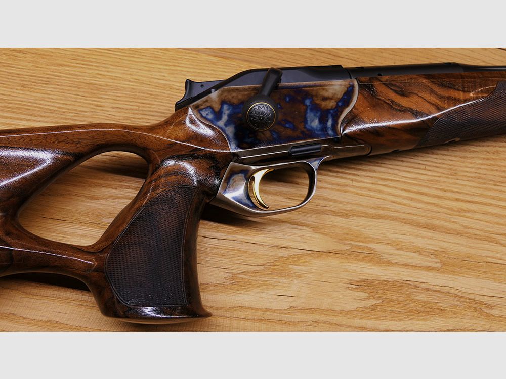 Blaser R8 mit Bunthärtung / Stahlsystem / kannelierter Lauf .308 / Stahlkugel gerändelt mit Blume und Goldlinie / goldener Verschlusskopf /  TRAUM AUS HOLZ & STAHL