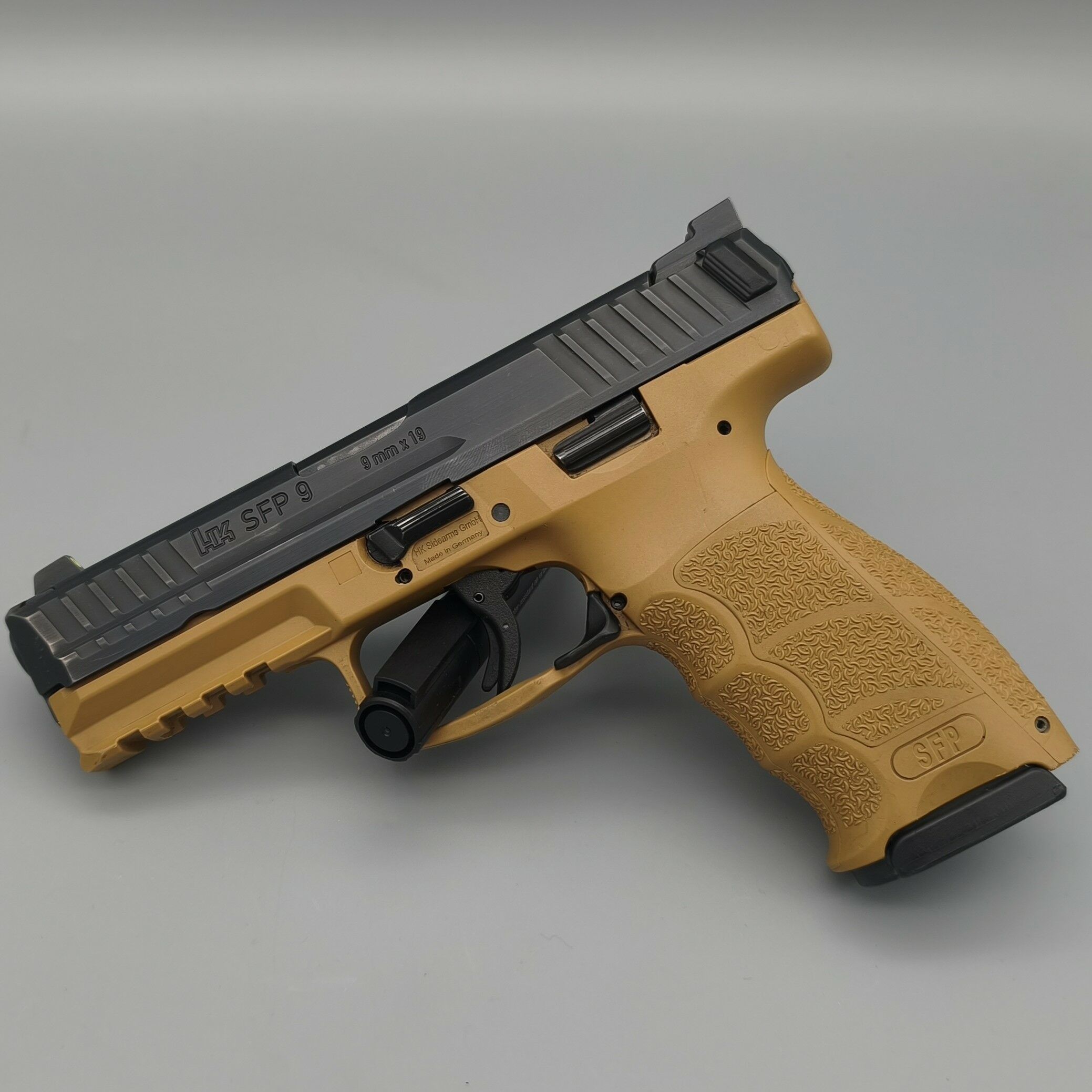 Heckler & Koch SFP9 RAL8000 Kolor Piaskowy z Przyrządami Tritium 9mm Luger