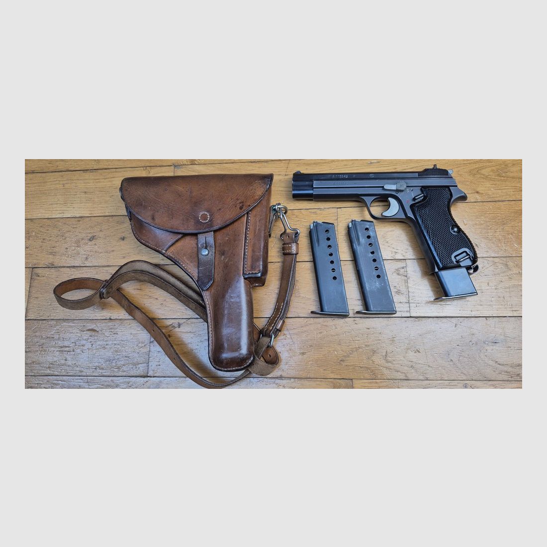 Sehr schöner SIG P210-2 Pistol – Mythos des 9 para – Militärwaffe des 4. Vertrags – Ca. 1955/56 – Sehr schöne Brünierung – Traumhaftes Funktionieren und Lauf – 2 zusätzliche Magazine und Holster (das komplette Paket!) werden zusätzlich mitgeliefert – Zustand TBE++/TBE+++!, Bild 1 von 28
