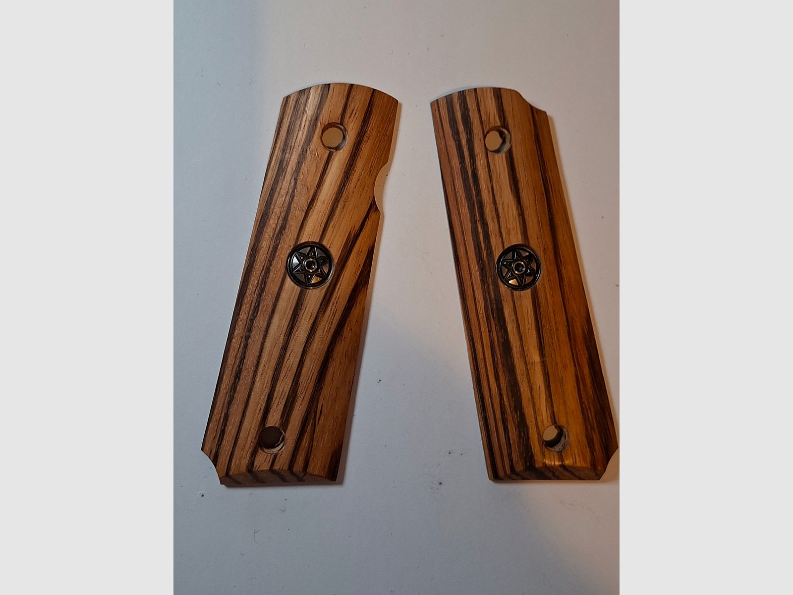 Griffschalen der Cold 1911, siehe Bild.