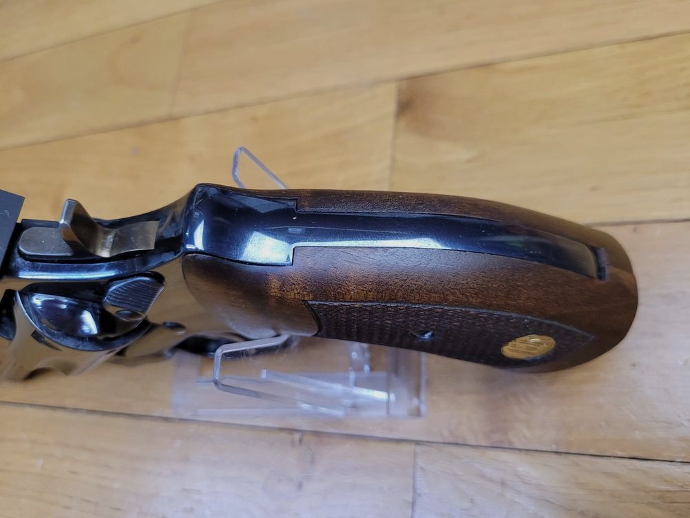 Exceptionnel ensemble d&rsquo;origine Révolver Manurhin MR73 – Modèle Gendarmerie en 4 pouces – cal 357 Mag – Avec son rare barillet 6 coups en 9 Para – Dans sa boite d&rsquo;origine avec accessoires, manuel et documents d&rsquo;origine – Ensemble très rare sur le marché et dans un état de rêve !, image 14 sur 26