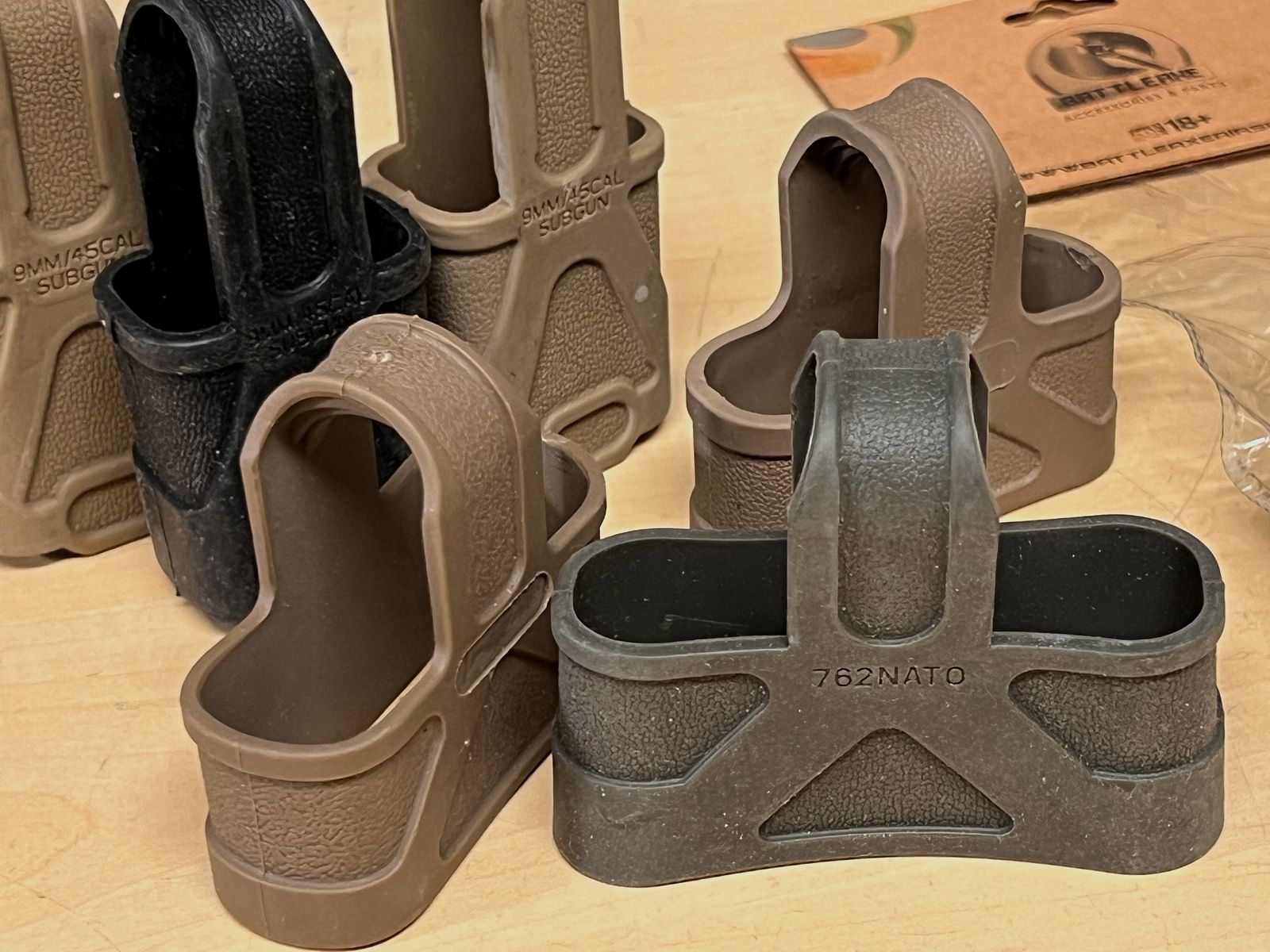 Konvolut verschiedener Magazin Schnellziehhalterungen gummiert für MP5, M4 & SR25