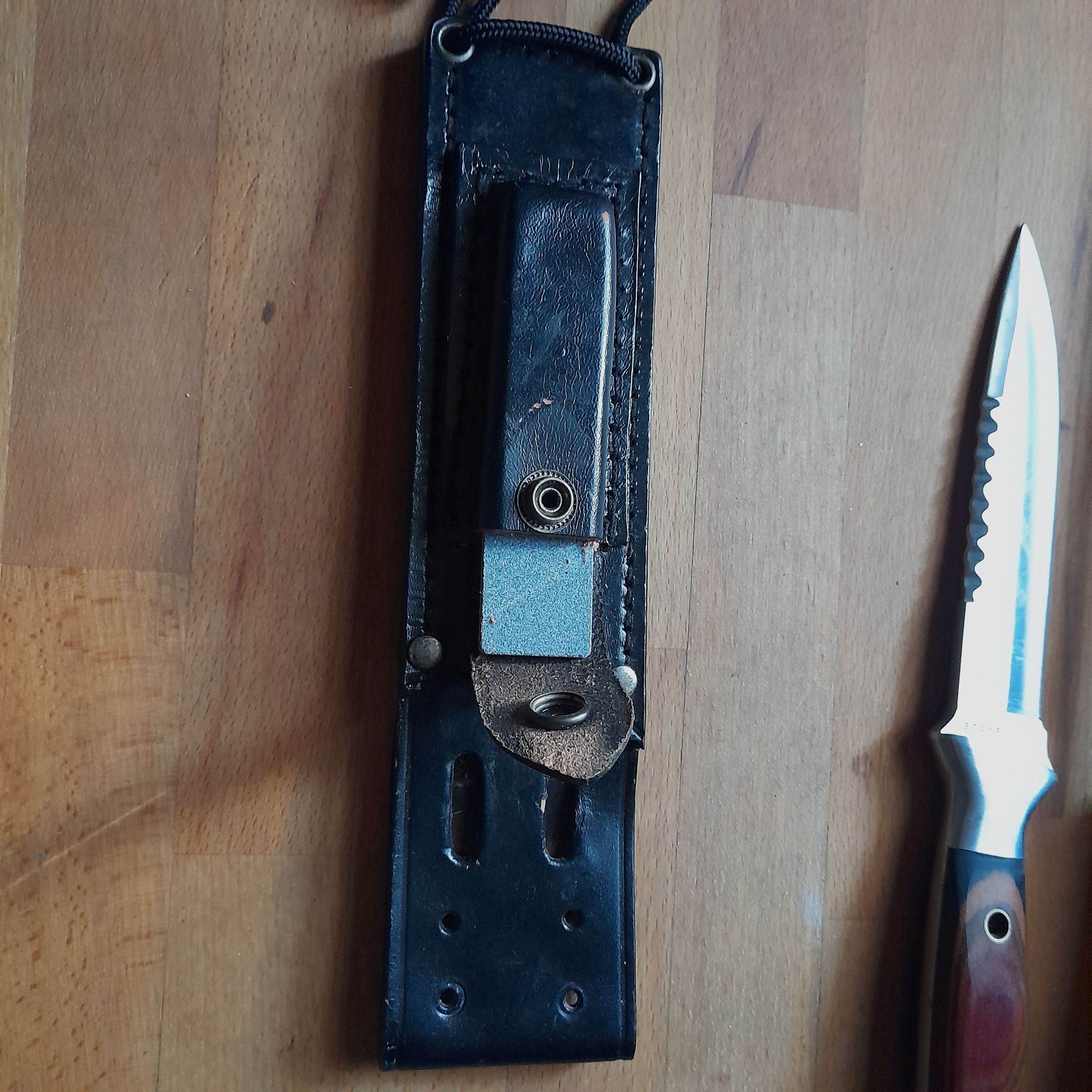 Jagdmesser Stainless Steel 440 Nr.  37296 in schwarzer Lederscheide mit Schleifstein