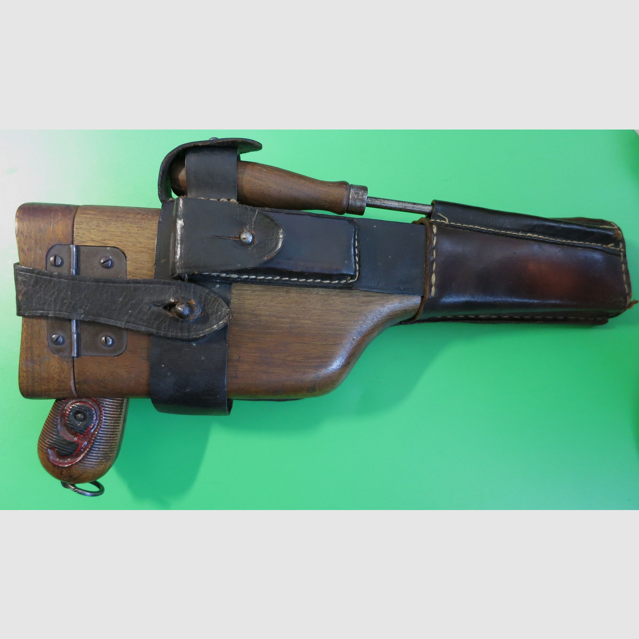 Mauser C96 -Czerwona 9-, Broomhandle, Mauser Oberndorf, kal. 9 mm, numer zgodny, oryginalny łoże + narzędzie #100