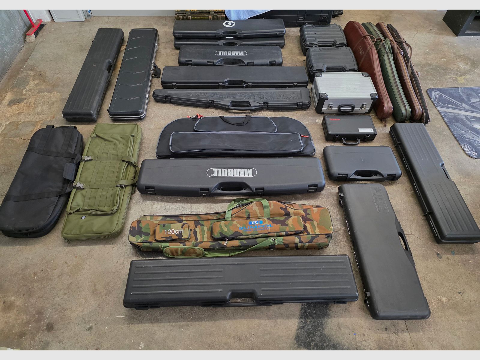 Konvolut Waffenkoffer und Taschen für Gewehr und Pistole 