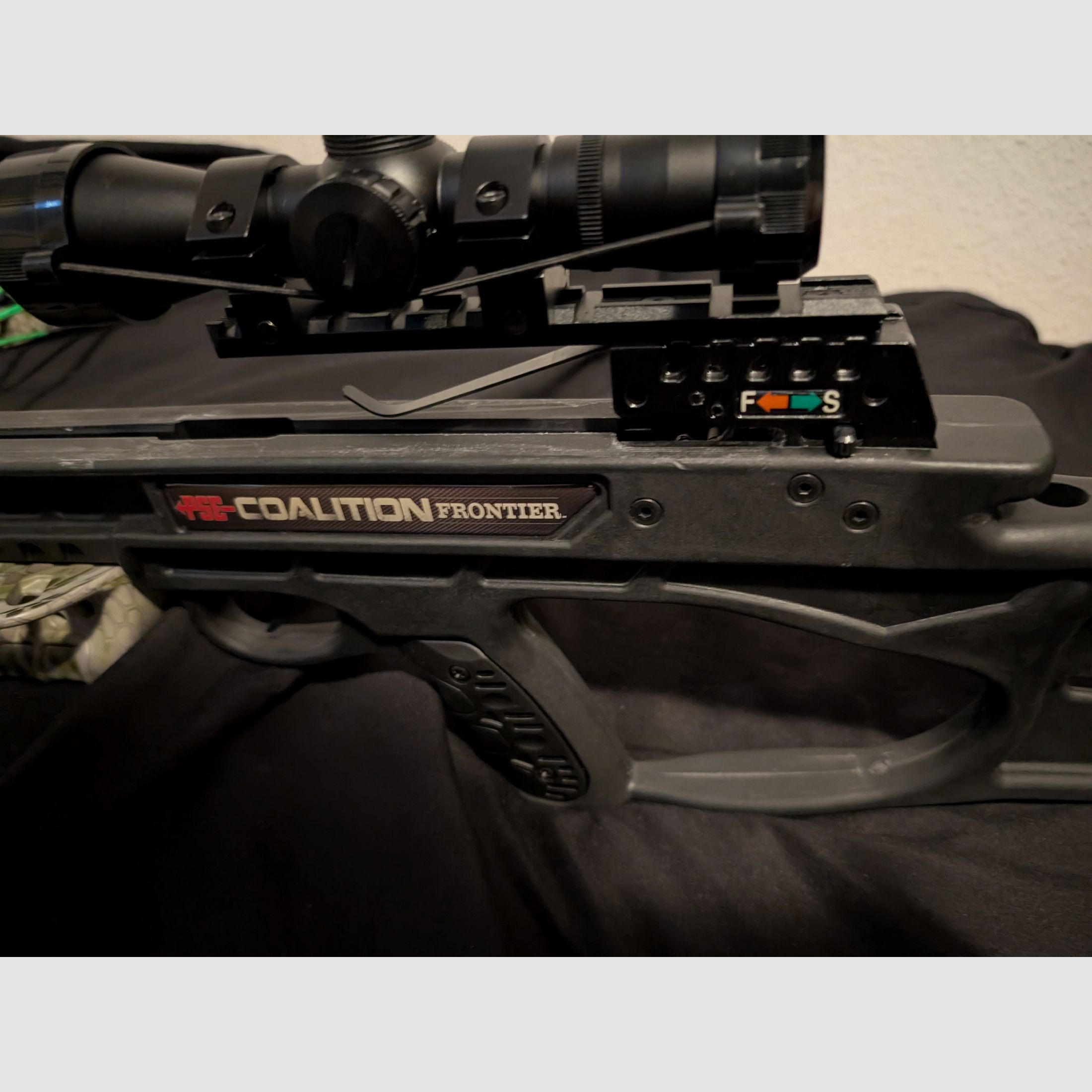 PSE Archery Compound Armbrust (190 lbs) + Visier 