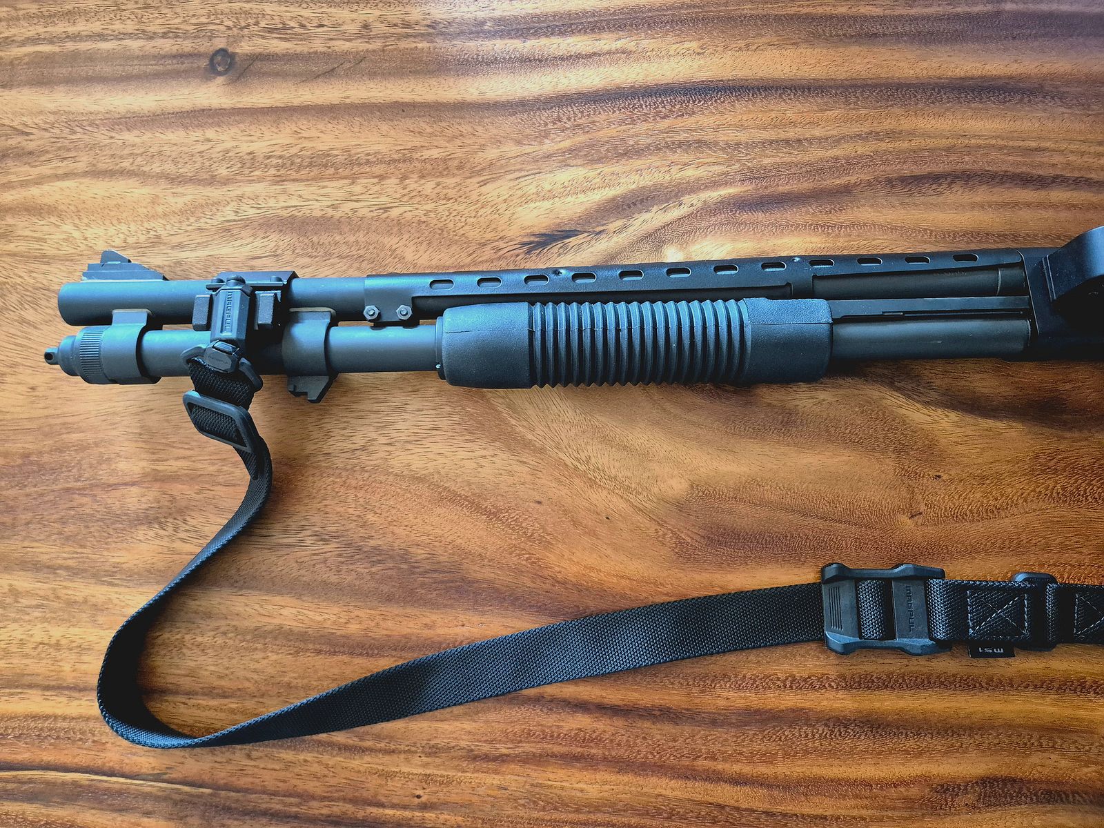 Mossberg M590A1 Ghost Ring Tactical 12/76 Mag. inkl. Magpul Schaft/Sling, Patronenhalter und Laufhitzeschild – Neu und unbenutzt