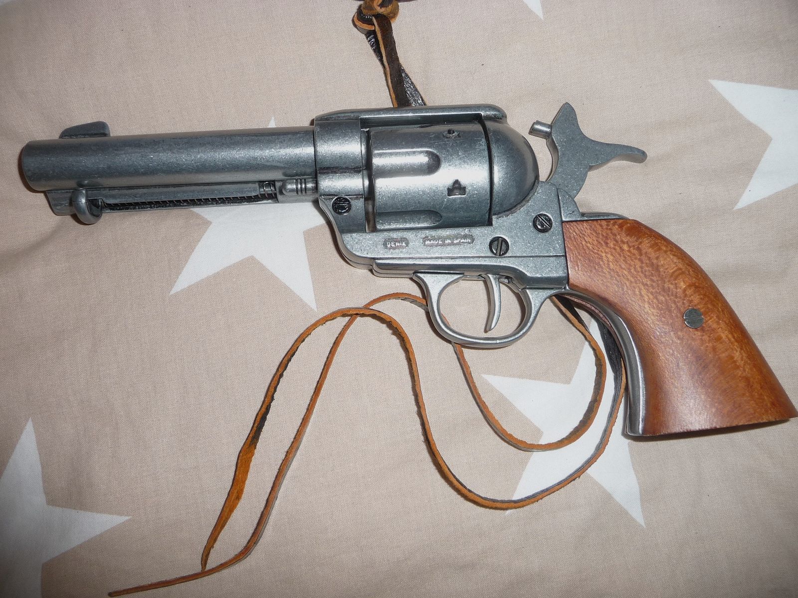 Piękny kowbojski rewolwer z uprzężą