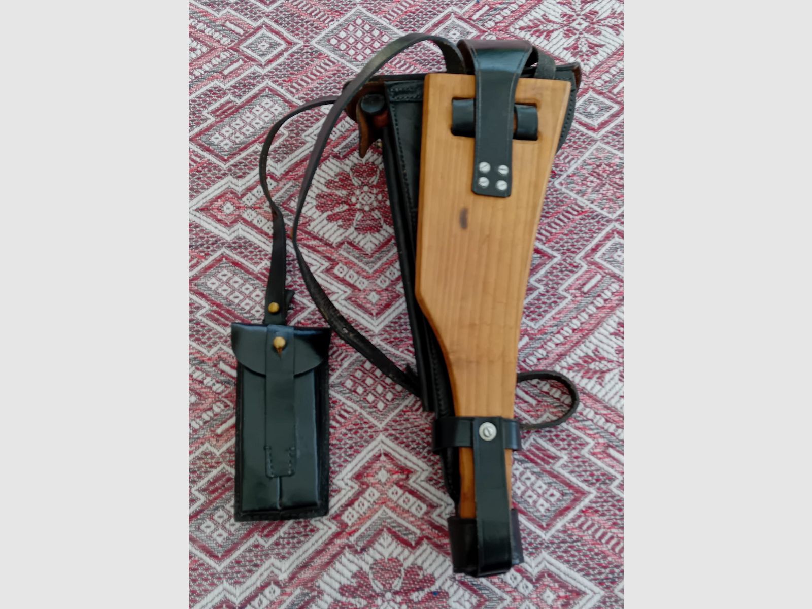 Crosse avec holster ARI P08