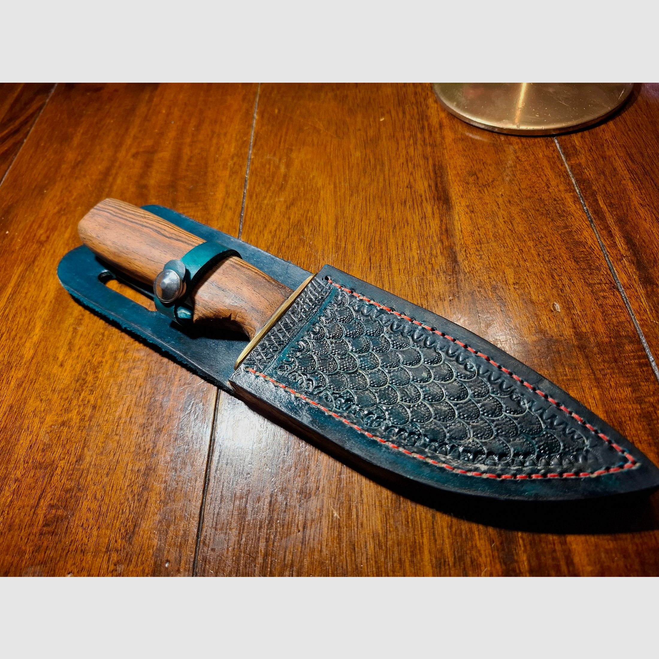 Jagdmesser mit handgearbeiteter Lederscheide