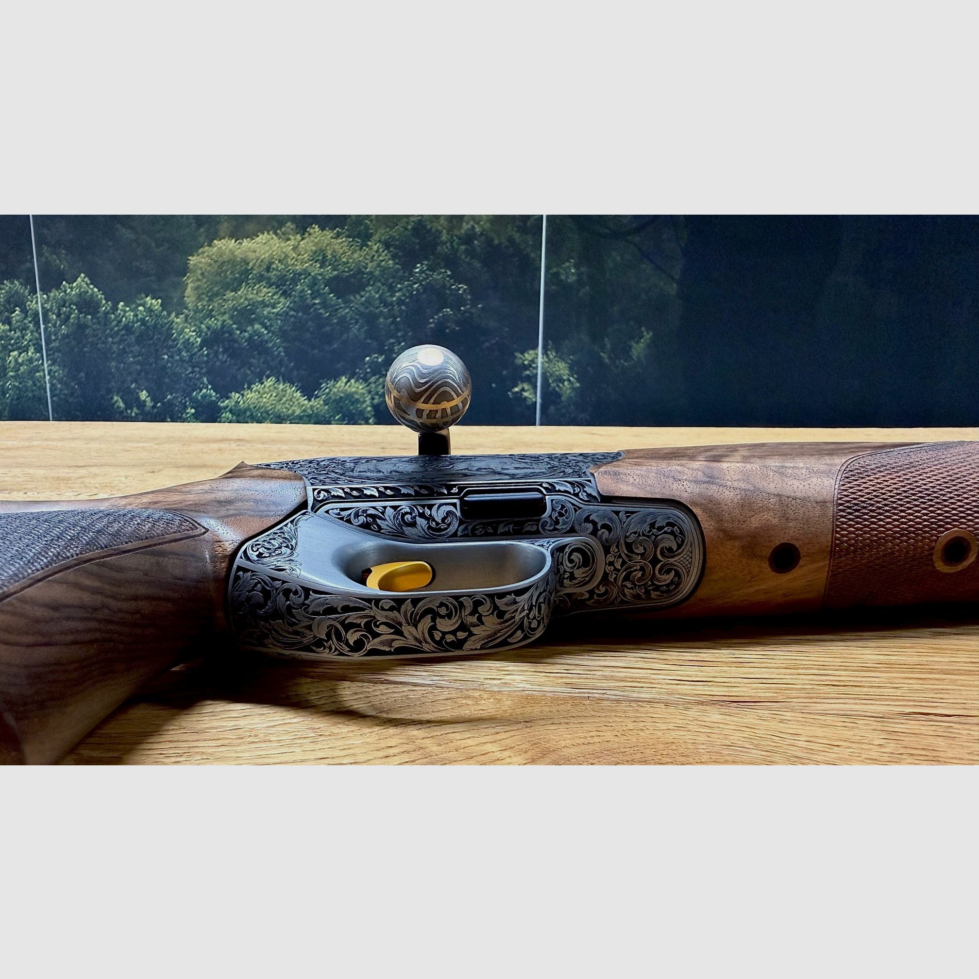 Blaser R8 Grand Luxe Success / Holzklasse 6 / Seidenmattes Finish / Goldener Abzug / Systemkasten + Magazineinheit graviert / TRAUMWAFFE