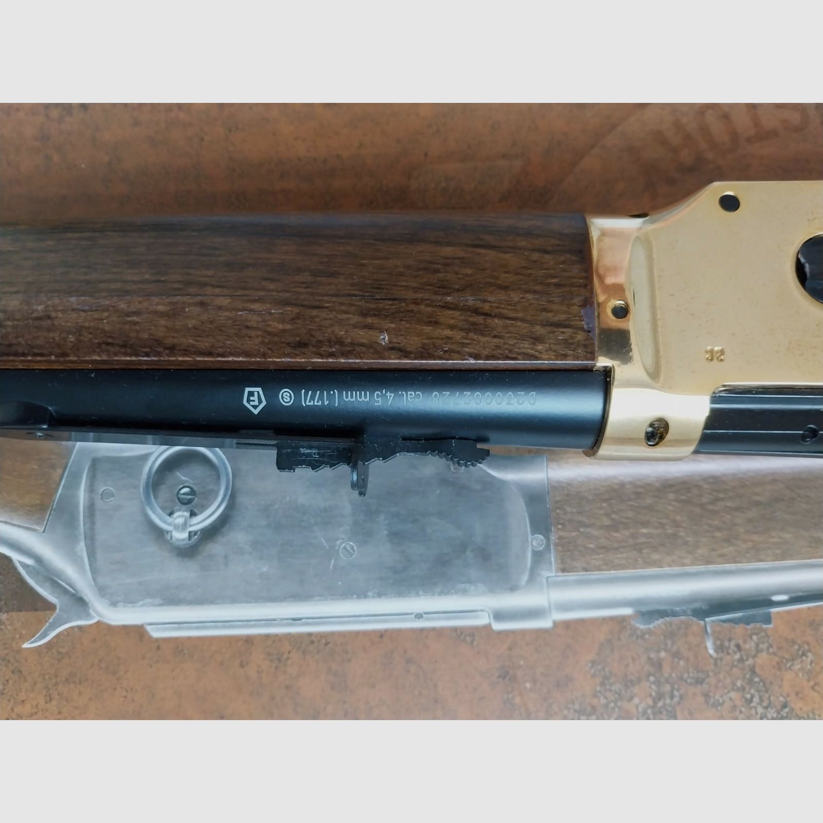 Rifle Cowboy Legends acabado dorado 4,5 mm BB Co2 + 20 cápsulas de Co2 + 1500 BBs 4,5mm