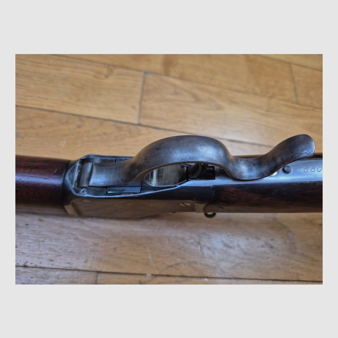 Außergewöhnliche Winchester Repetierbüchse Modell 1885 – Kal. 45-90 – 1. Patent von Browning! – Spezial für Bisons und TLD! – Waffe von 1899 – Sehr seltenes Modell High Wall Rundempfänger – Sehr schönes amerikanisches Nussbaumholz – Original brüniertes Gehäuse TBE – Perfekte Mechanik – Schwerer Spiegel-Lauf – Gute Markierungen – Forgierte Buck Horn Visierung und Marble Diopter – TBE+, Bild 13 von 41