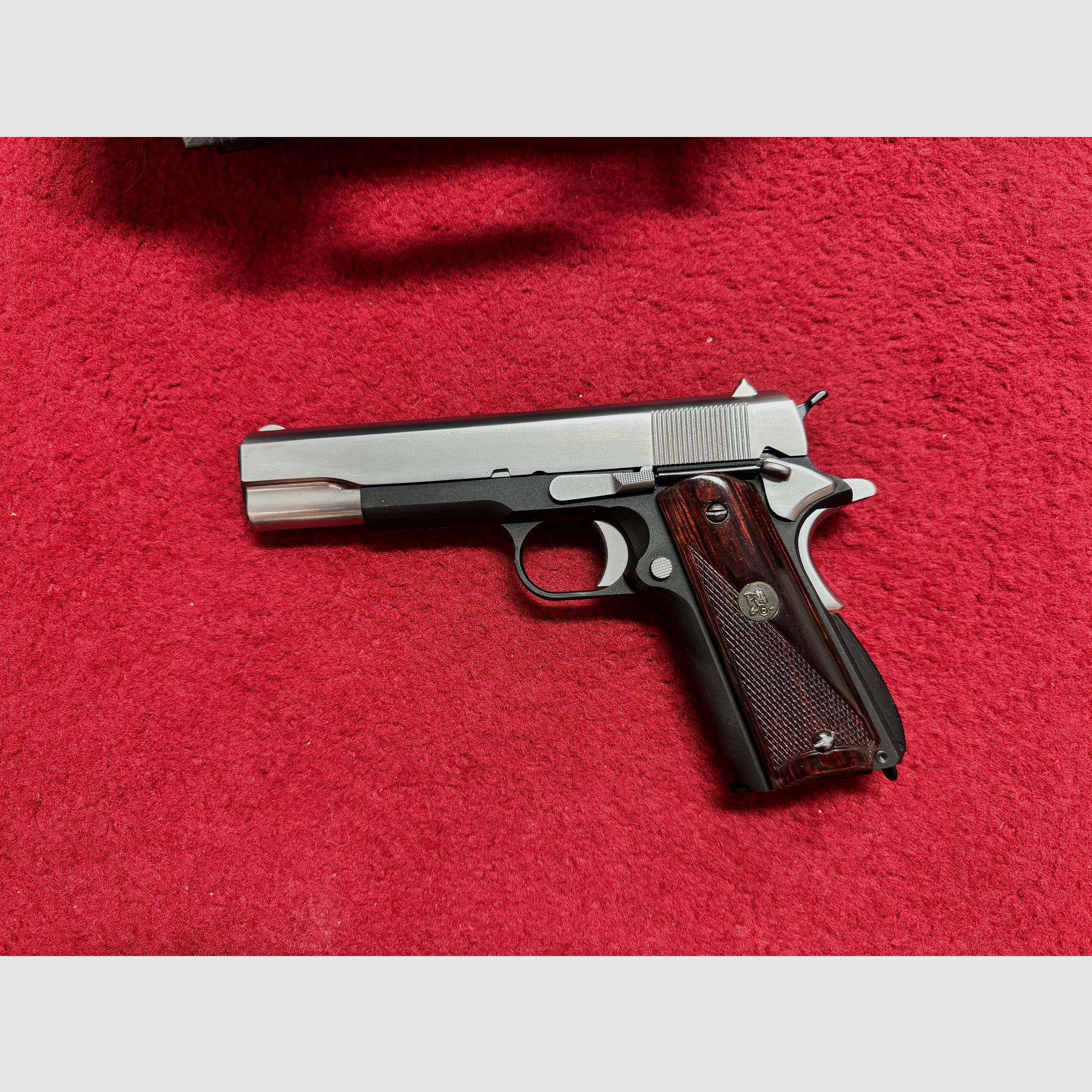 WE Classic 1911 Colt  Custom zwei Farben Version Pachmayr Griffschalen + Koffer
