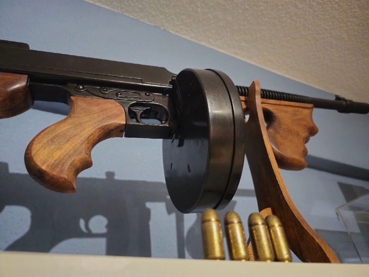Dekowaffe Thompson M1928 "Chicago Typewriter" Replik von Denix inkl. Zubehör – Nicht schussfähig!