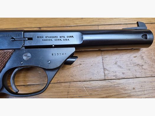 Très Beau pistolet semi automatique Hi-Standard made in USA – Modèle Supermatic Citation en .22LR – Arme de 1958 – Plaquettes noyer quadrillées main d&rsquo;origine non remplacées – Bronzage 98% – Canon mi-lourd miroir en 5.5 pouces avec superbes rayures – État excellent – TBE++