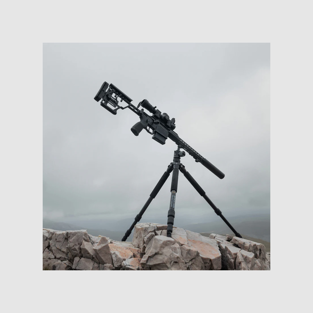 Spartan Precision Equipment Ascent Tripod™ Gen 2 Woodland mit Davros Pro Head™ und Trekkingstockgriffen
