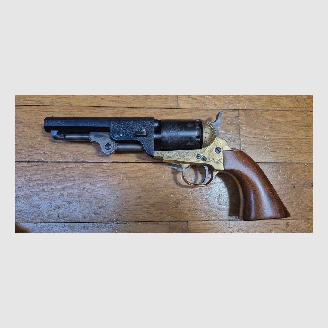 Schöner Schwarzpulverrevolver Colt 1851 von Pietta — Modell „Navy Yank“ — Kal. 36 — Luxusversion — Gehäuse und Lauf graviert — 100% schwarze Brünierung — Perfekte Mechanik — Waffe gestempelt BF (1995) — Ausgezeichneter Zustand — TBE+, Bild 2 von 23