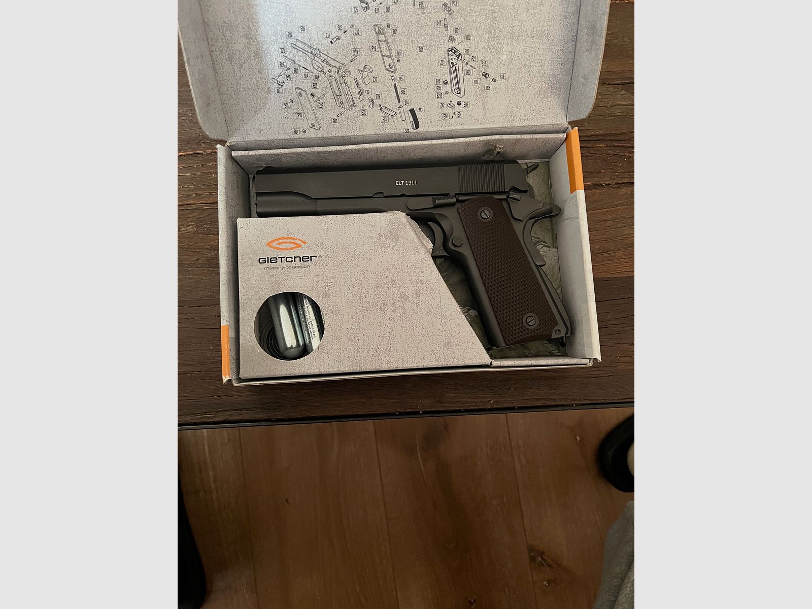 Pistolet à air Gletcher CLT 1911
