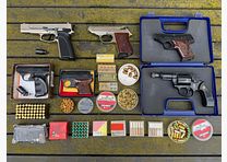 Lote de 6 pistolas de gas y pistolas de fogueo con accesorios de herencia