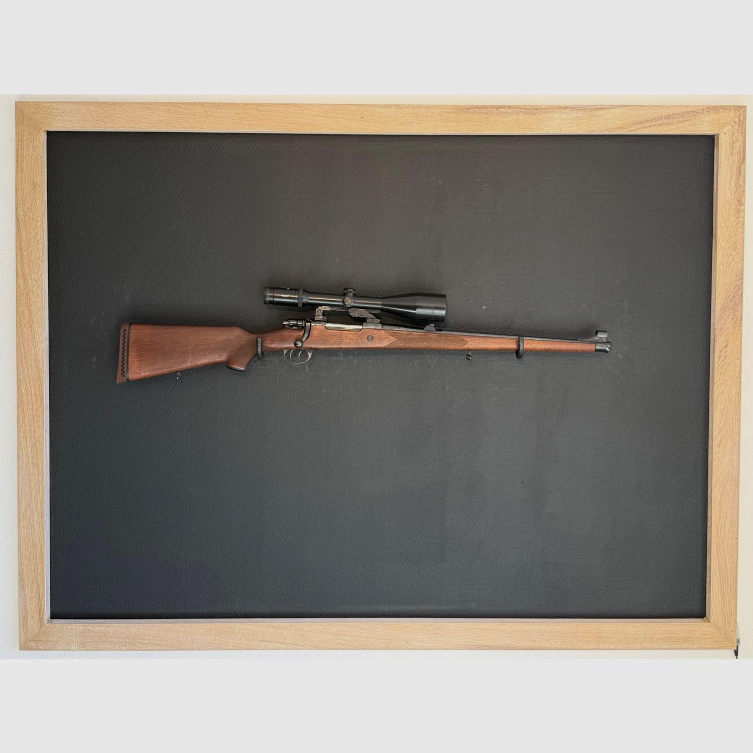 Cabaña de caza Suhler cal. 30-06 como rifle de cerrojo con mira Swarovski