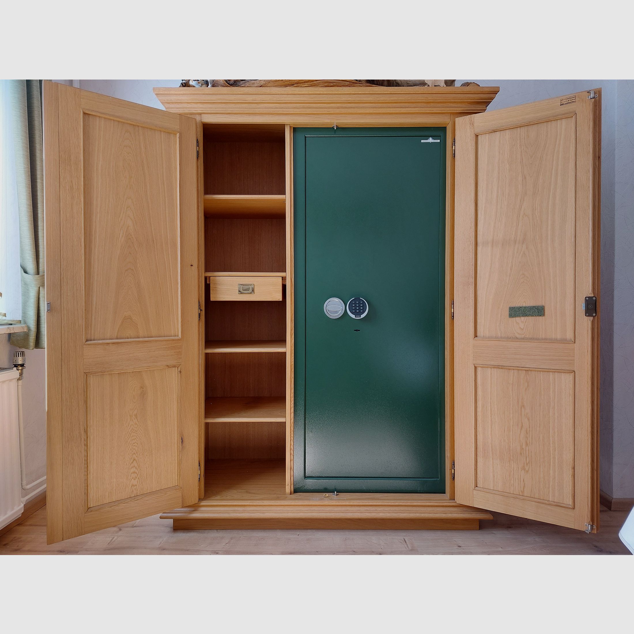 Jagdschrank Waffenschrank Schrank Eiche hell massiv Landhaus-Stil 180x140x55cm ggf. mit Tresor