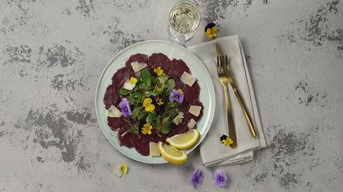 Carpaccio vom Reh mit Wildkräutersalat