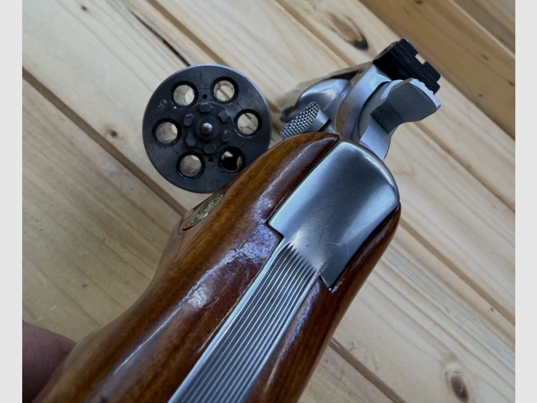 Smith & Wesson Mod. 617 .22 l.r. Wooden grips .22lr