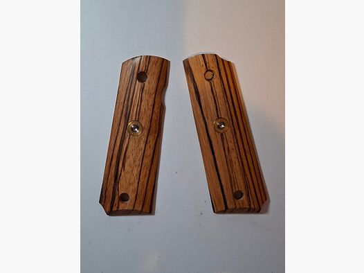 Griffschalen der Cold 1911 oder ME Sport 1911, siehe Bild.