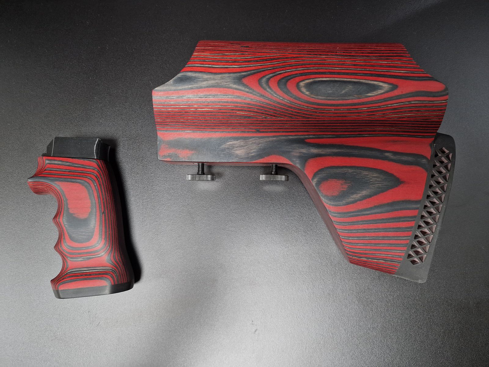 AEA Megalodon grip en houten schoudersteun rood/zwart