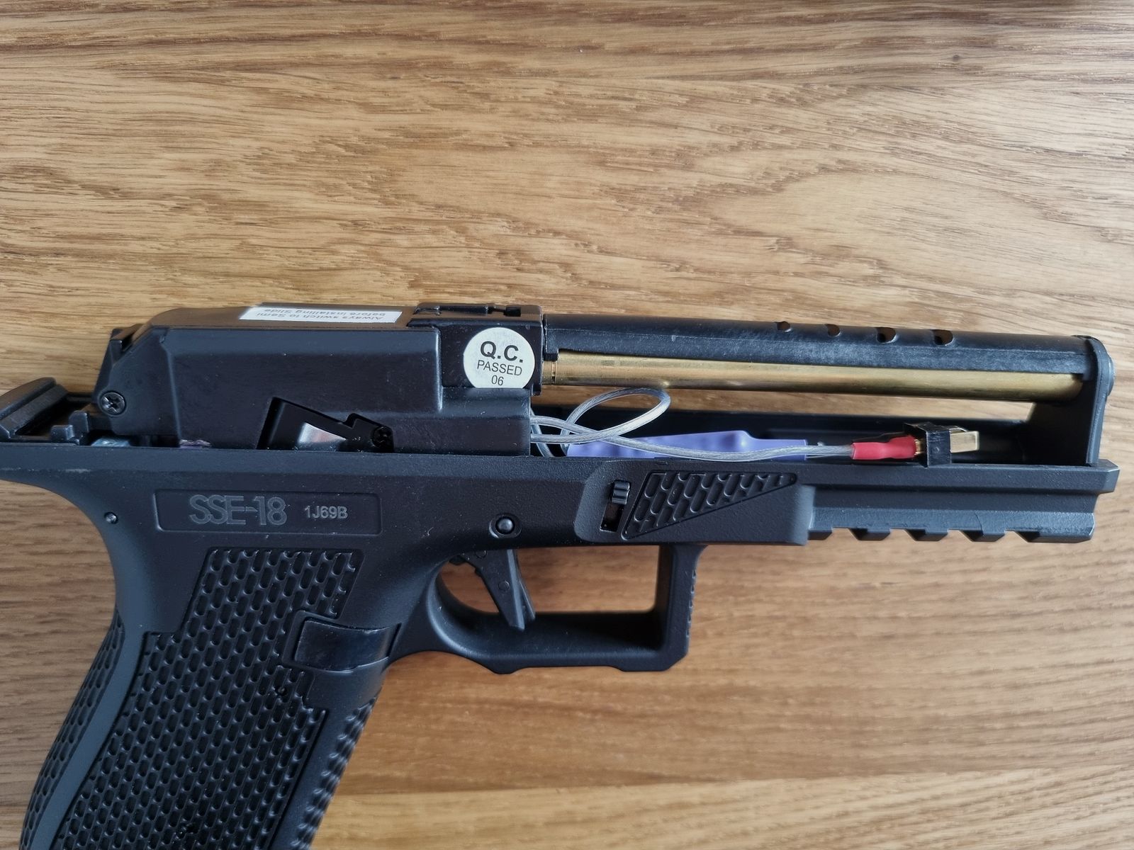 Airsoft AEP Novritsch SSE18 schwarz mit Magazintrichter