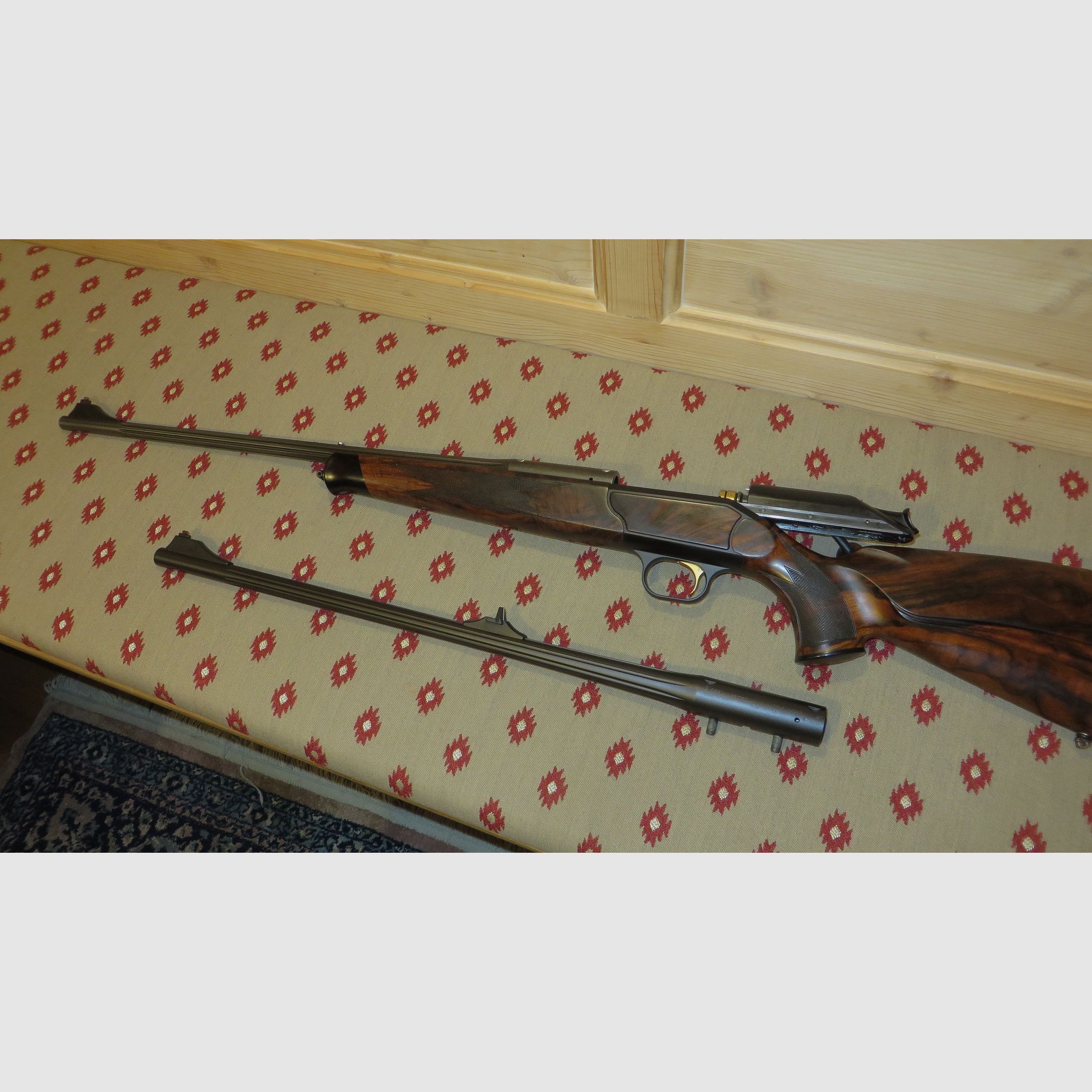 Blaser R93 Attache Holzklasse 7 mit kannellierten Läufen im Kaliber 6,5x57 und Wechsellauf 30.06