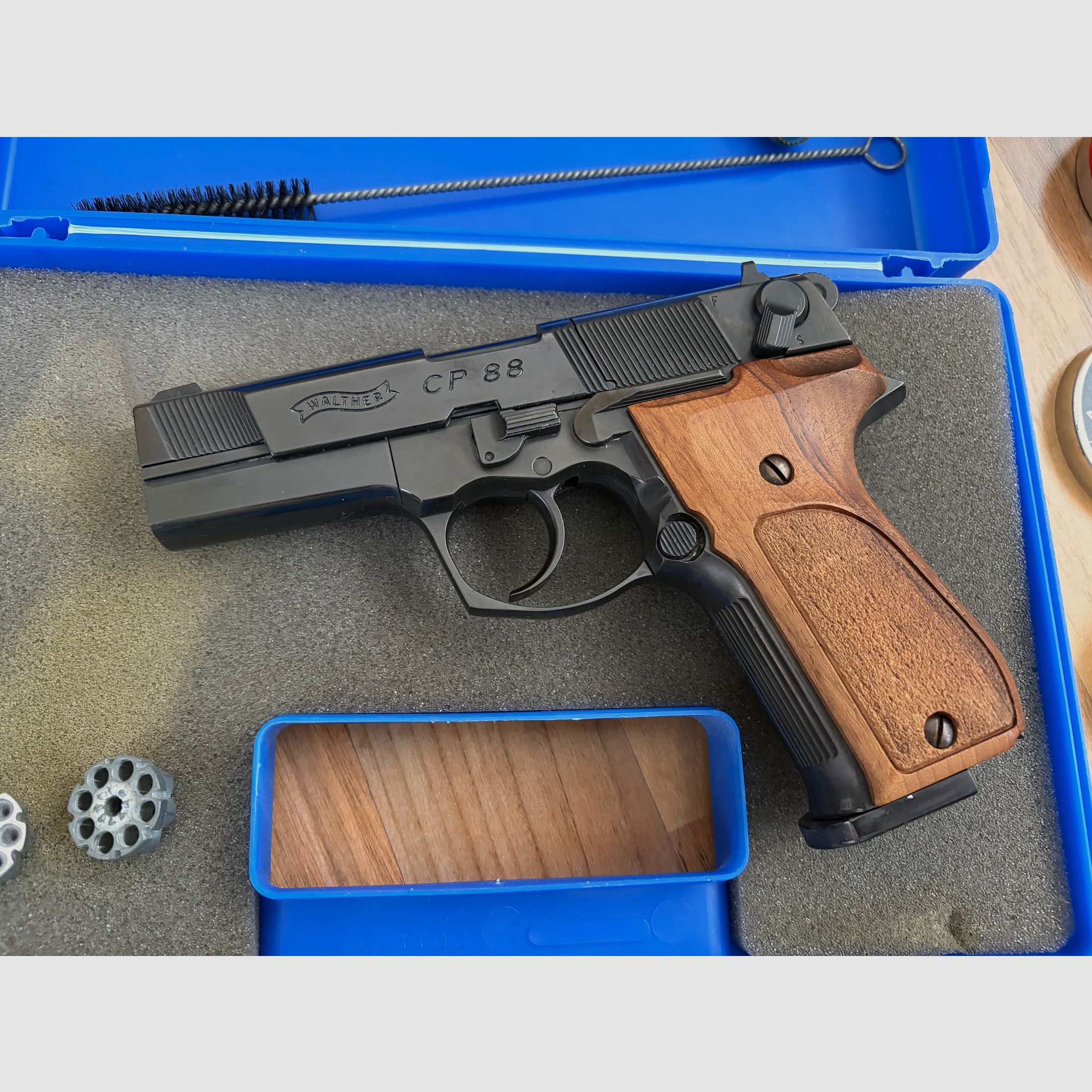 Walther CP88 CO₂ Pistolet 4,5 mm dans la mallette avec accessoires I Diabolos et boîte de récupération de balles / cibles