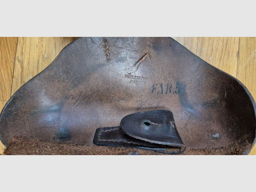 Sehr schönes Holster für die Pistole Luger P08 lang, auch Artillerie genannt – Hergestellt von MÜLHENFELD & CO in BARMEN im Jahr 1915 – Holster des 1. Typs komplett mit seinen Werkzeugen – Sehr schönes Leder in TBE und weich – Noch braun (selten) – Nominativ und zugewiesen an F.A.R 58 – Frühes und wunderschönes Stück in TBE++FAR, Bild 5 von 22