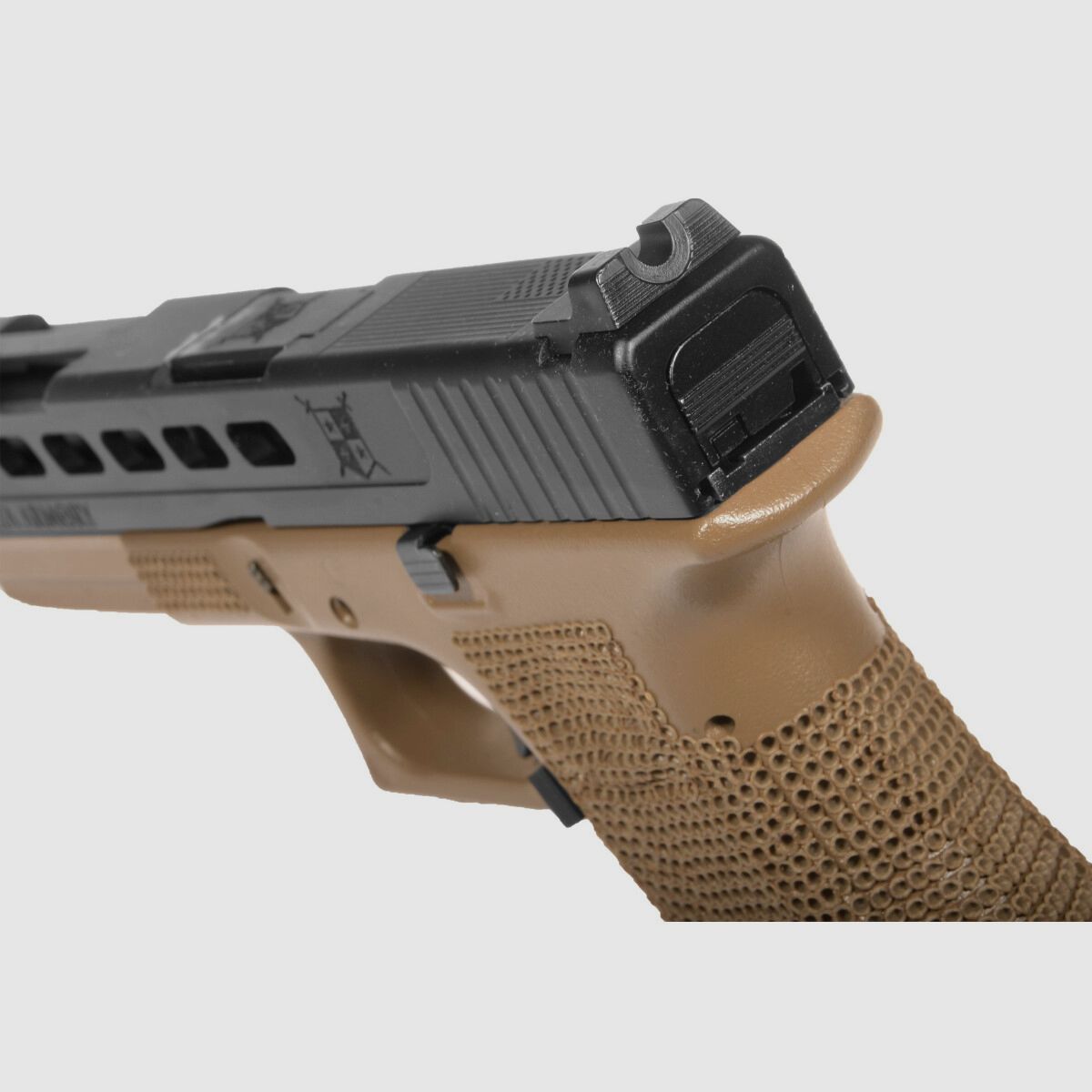 P06 GBB Airsoft Pistol con Grip Stippling in Tan | Delta Armory