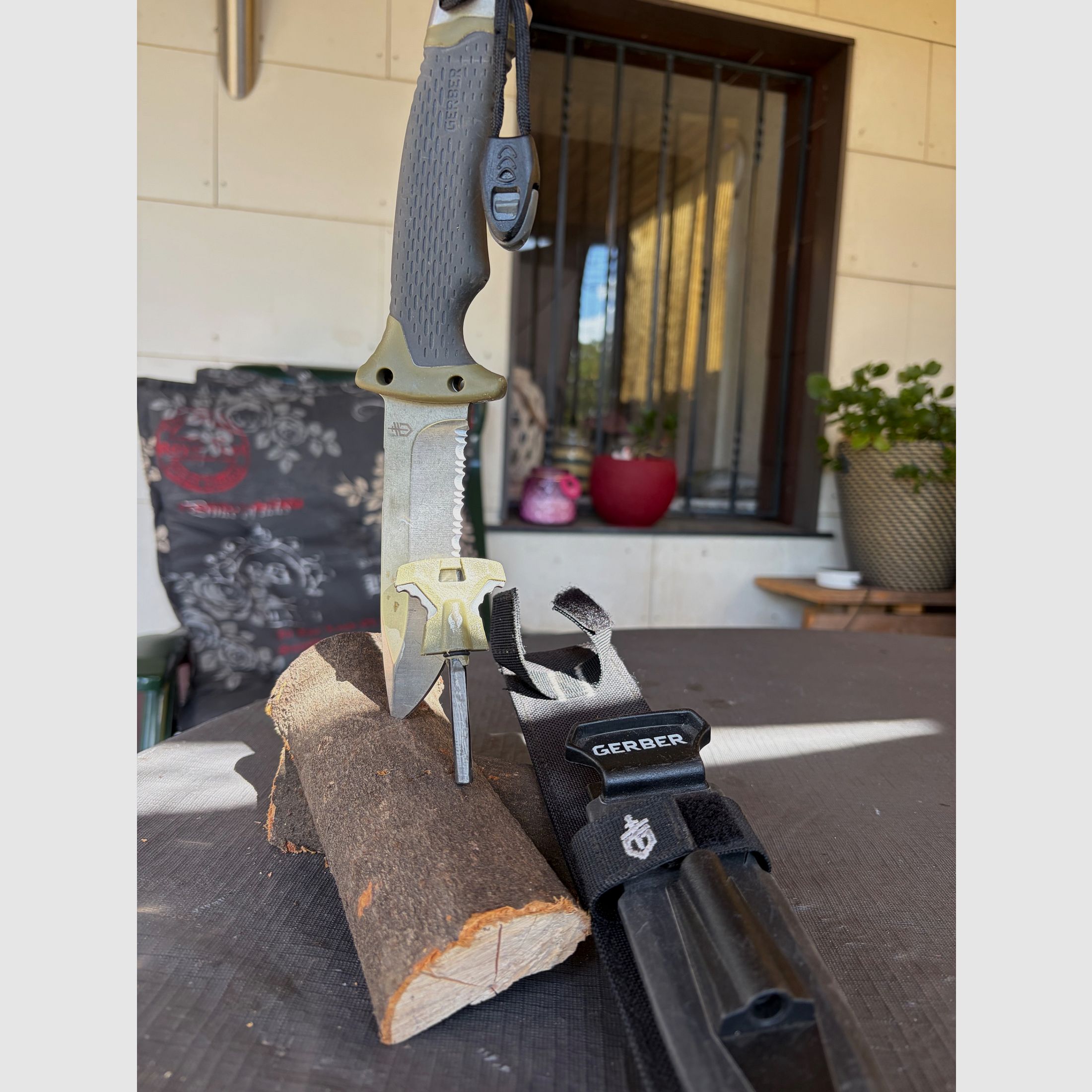 Gerber Survival Messer mit Feuer und Schleifstein, Bild 1 von 3