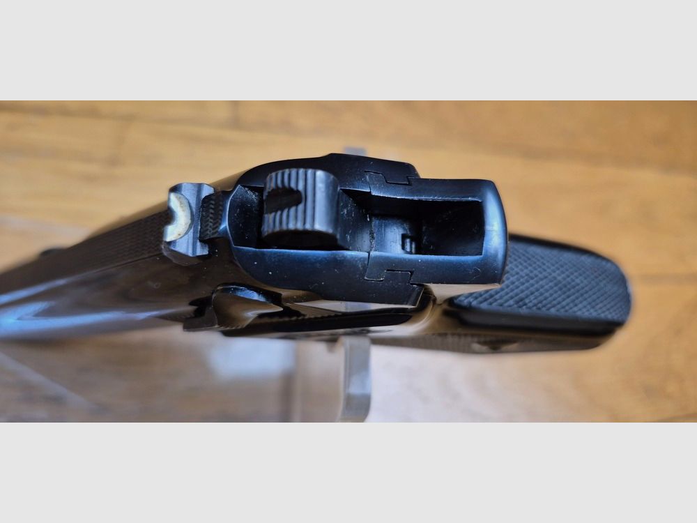 Zeer mooie en zeldzame Walther PPK vervaardigd door Manurhin onder exclusieve licentie van Walther – Kaliber 22LR (zeer ongebruikelijk) – Prachtige bluing – Waarschijnlijk politie trainingswapen – 2 magazijnen van 10 schoten, waarvan één met vingerverlenging – Decocking veiligheid – Spiegelloop – Holster gemarkeerd met Beierse politie – Lanyard ring – Staat bijna nieuw! TBE+++, afbeelding 14 van 30