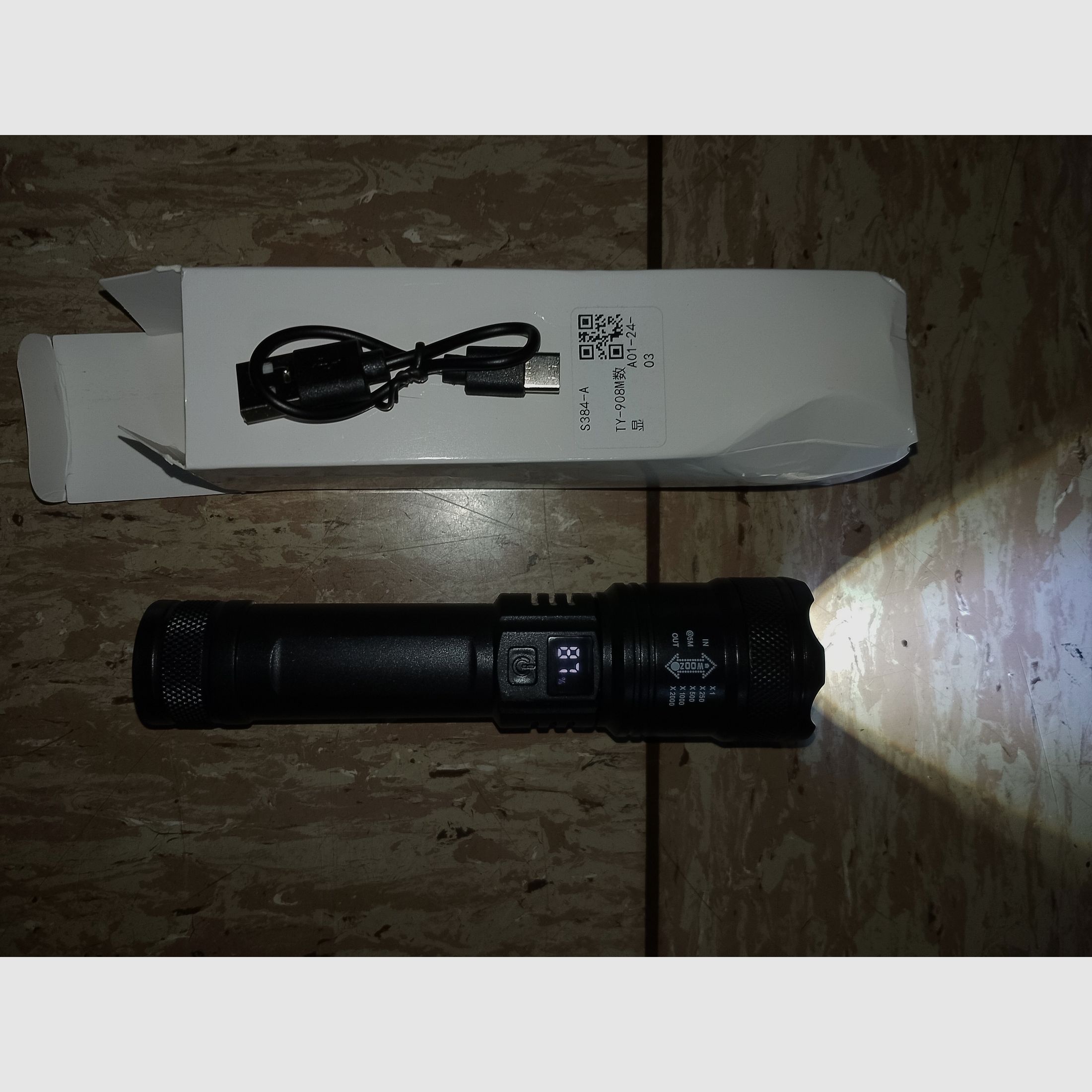 Flashlight Taschenlampe Zoom Strobo funktion Akkustand digital aufladen USB Helligkeit regelbar 