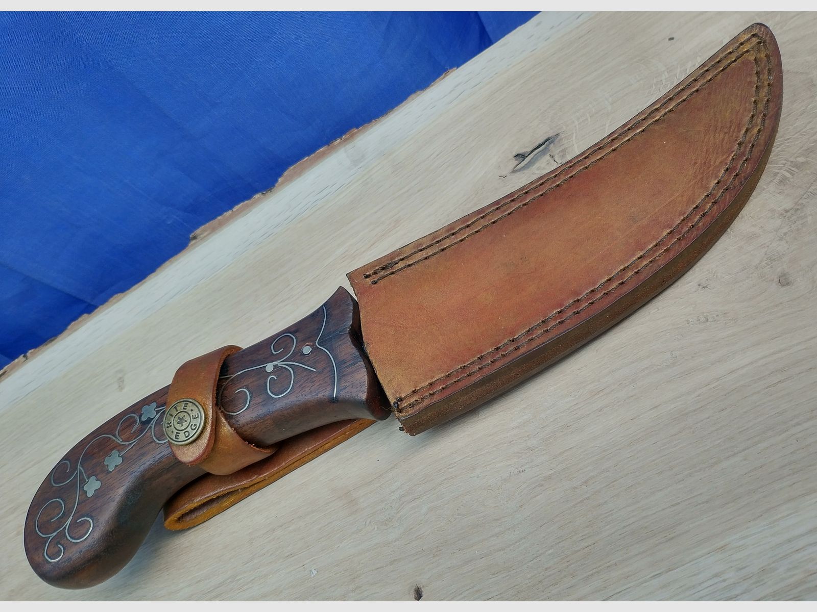 Cuchillo de cinturón oriental con hoja de damasco pulida a mano