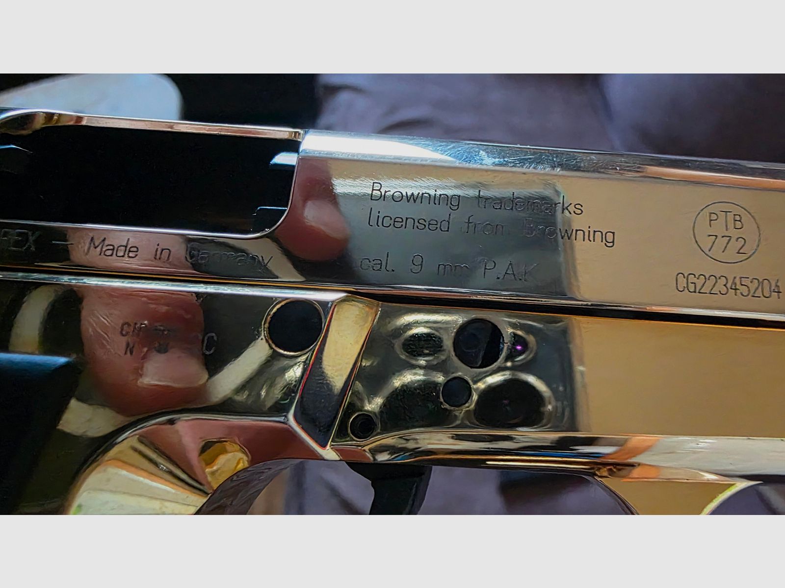 Pistolet d'alarme de 'Browning' cal. 9mm, P. A. K, en noir/doré, état d'occasion, mais entièrement fonctionnel.