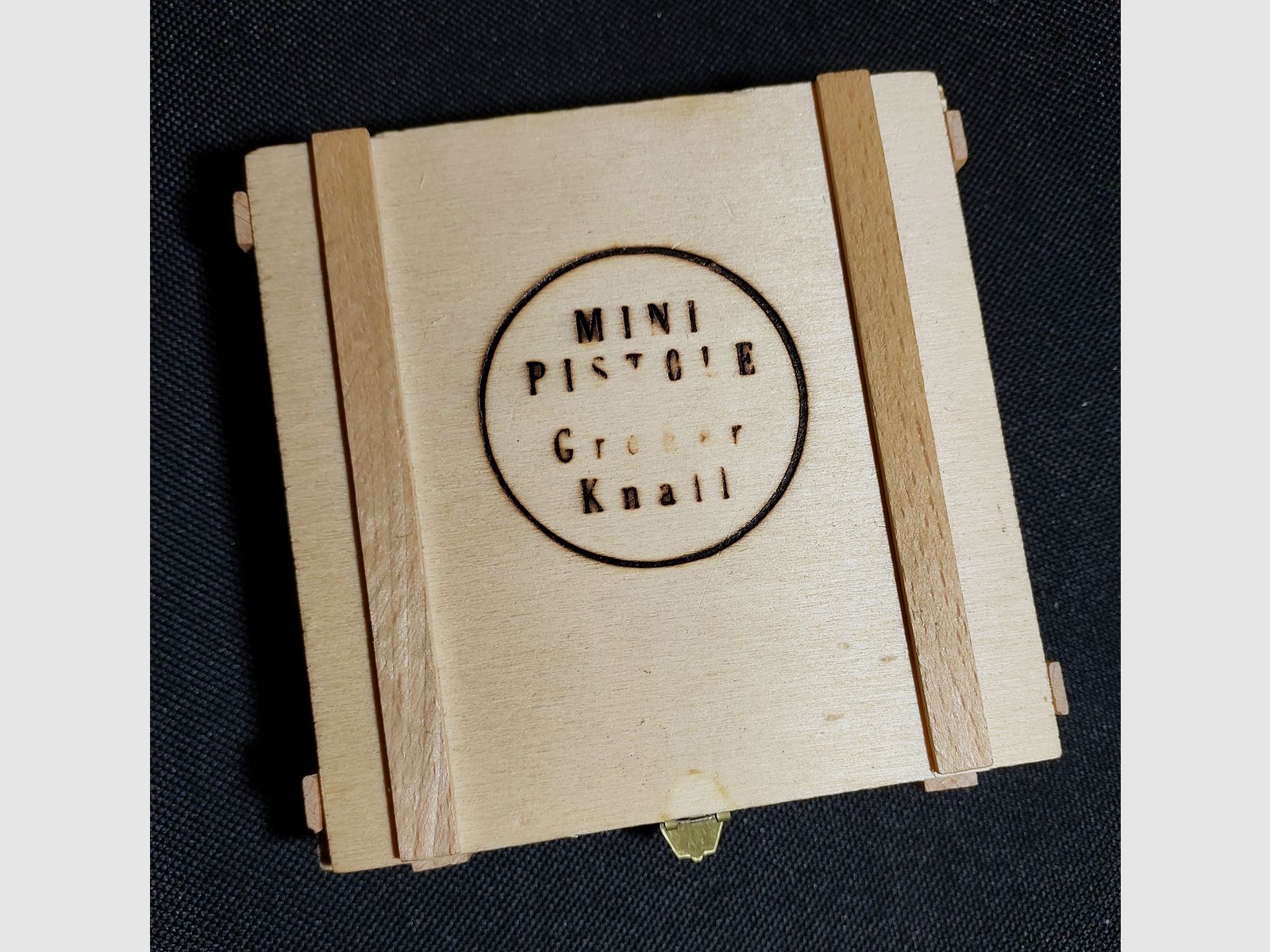 Berloque Mini Pistola originale nichelata inclusa di capsule esplosive e stelle luminose in scatola di legno calibro 2 mm (P18)