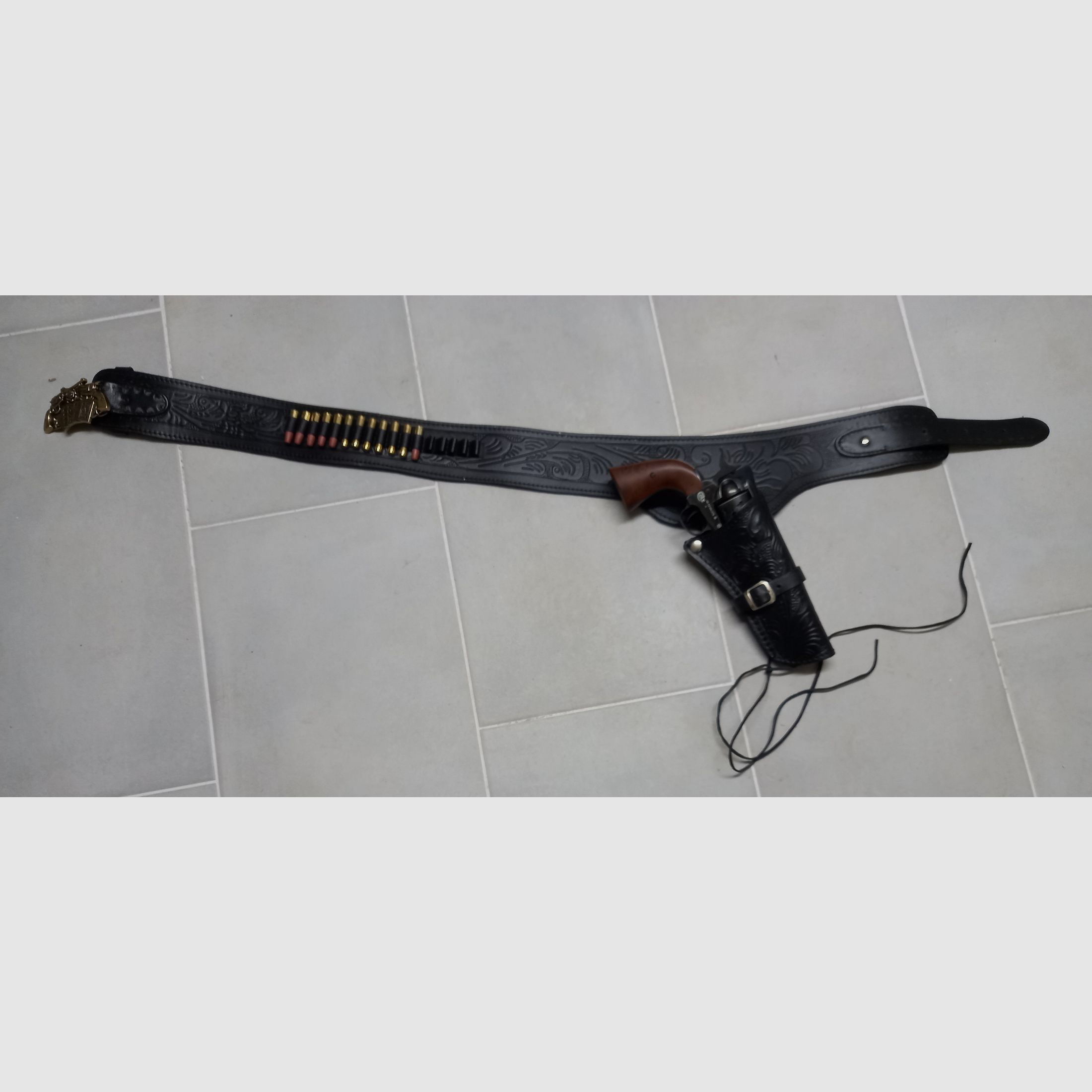 Sehr schöner langer Leder Westerngürtel mit Halfter 