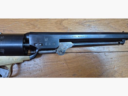 Piękny rewolwer Colt 1851 Navy — Kal. .36 czarny proch — Wykonanie Armi San Paolo (logo „DGG“) i oznaczone Euroarms — Broń z 1969 roku — 100% oksydacja — Bardzo dobry stan estetyczny i mechaniczny — Bardzo ładna lufa — TBE/TBE+