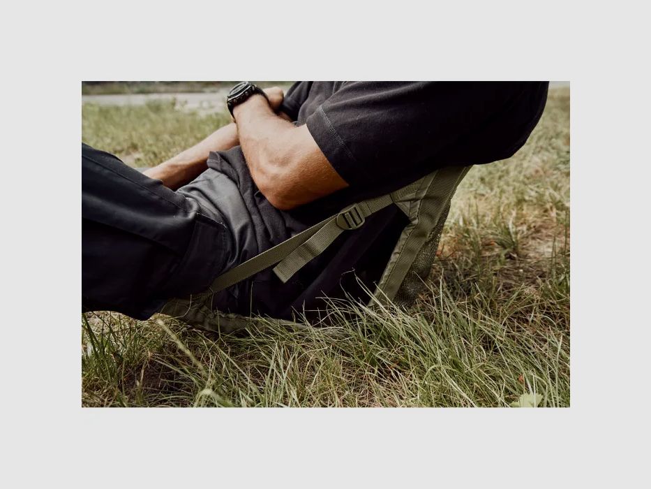 Sedia pieghevole con maniglia + tasca a rete per 2 bottiglie di bevande - Dark Camo