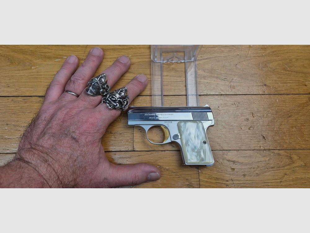Très sexy Pistolet Browning Baby – Calibre 6.35 Browning ou 25 acp – Chargeur 6 coups – Finition 100% acier deux tons et détente or fin – Plaquettes de crosses nacrées – Fonctionnement mécanique impeccable – Canon neuf – Arme de rêve pour femme tout aussi onirique – TBE++, image 1 sur 18