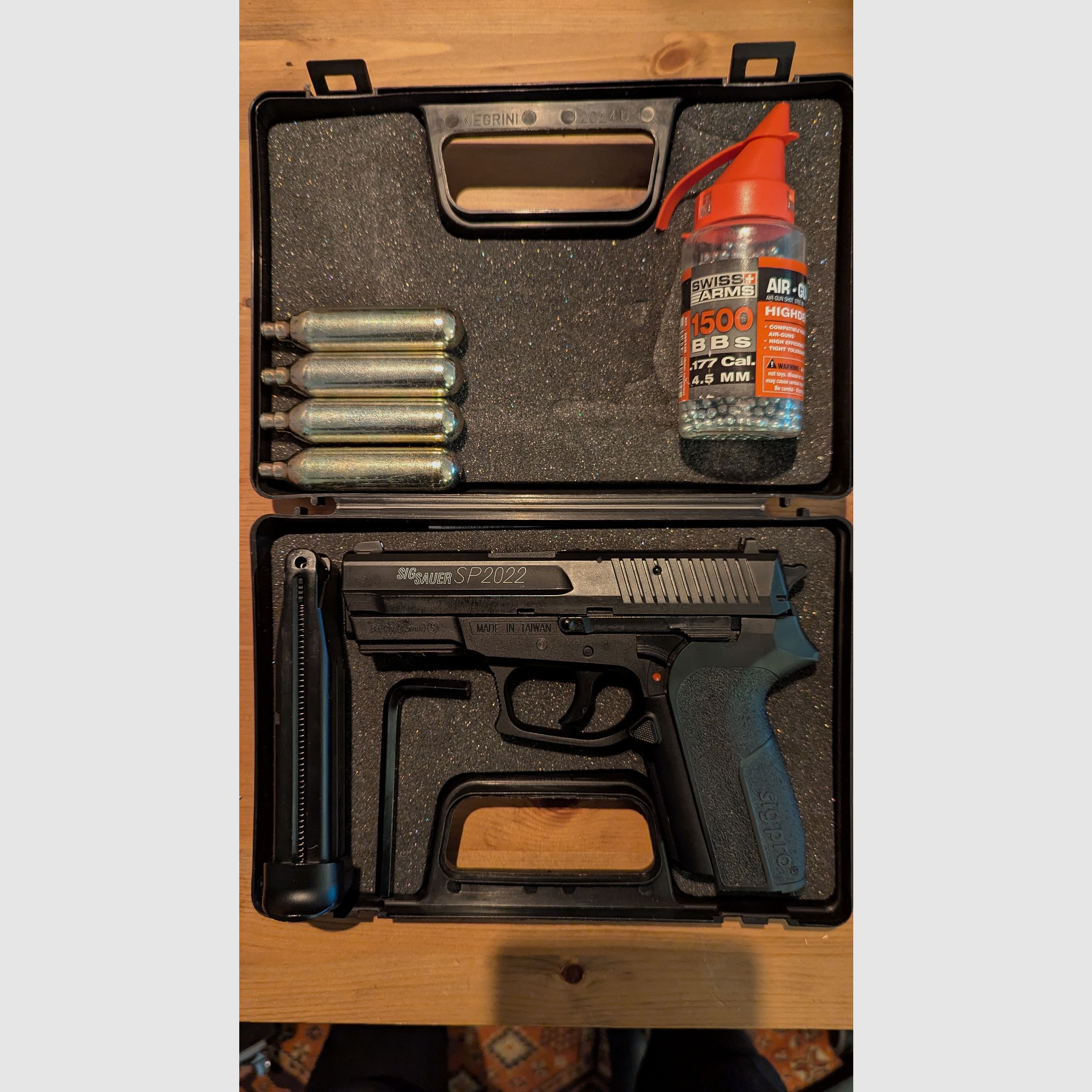 Sig Sauer SP 2022 Co2 1.75J 4.5mm BB incluant des capsules Co2, des BBs et une mallette de transport.