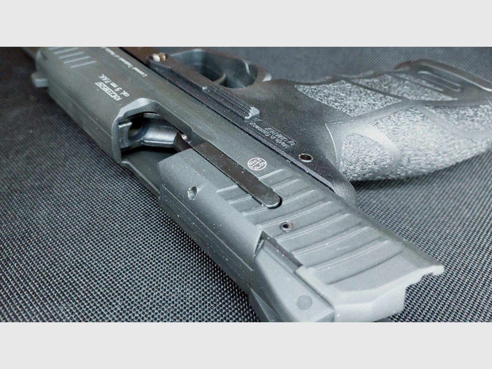 Heckler & Koch P30 blank firing pistol 9 mm P.A.K. blued (PTB 912)