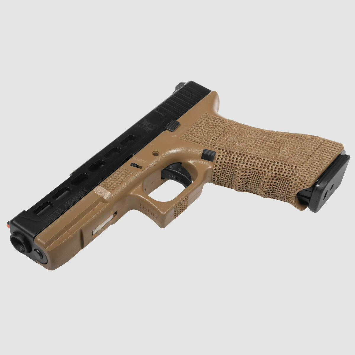 P06 GBB Airsoft Pistole in Tan | Delta Armory