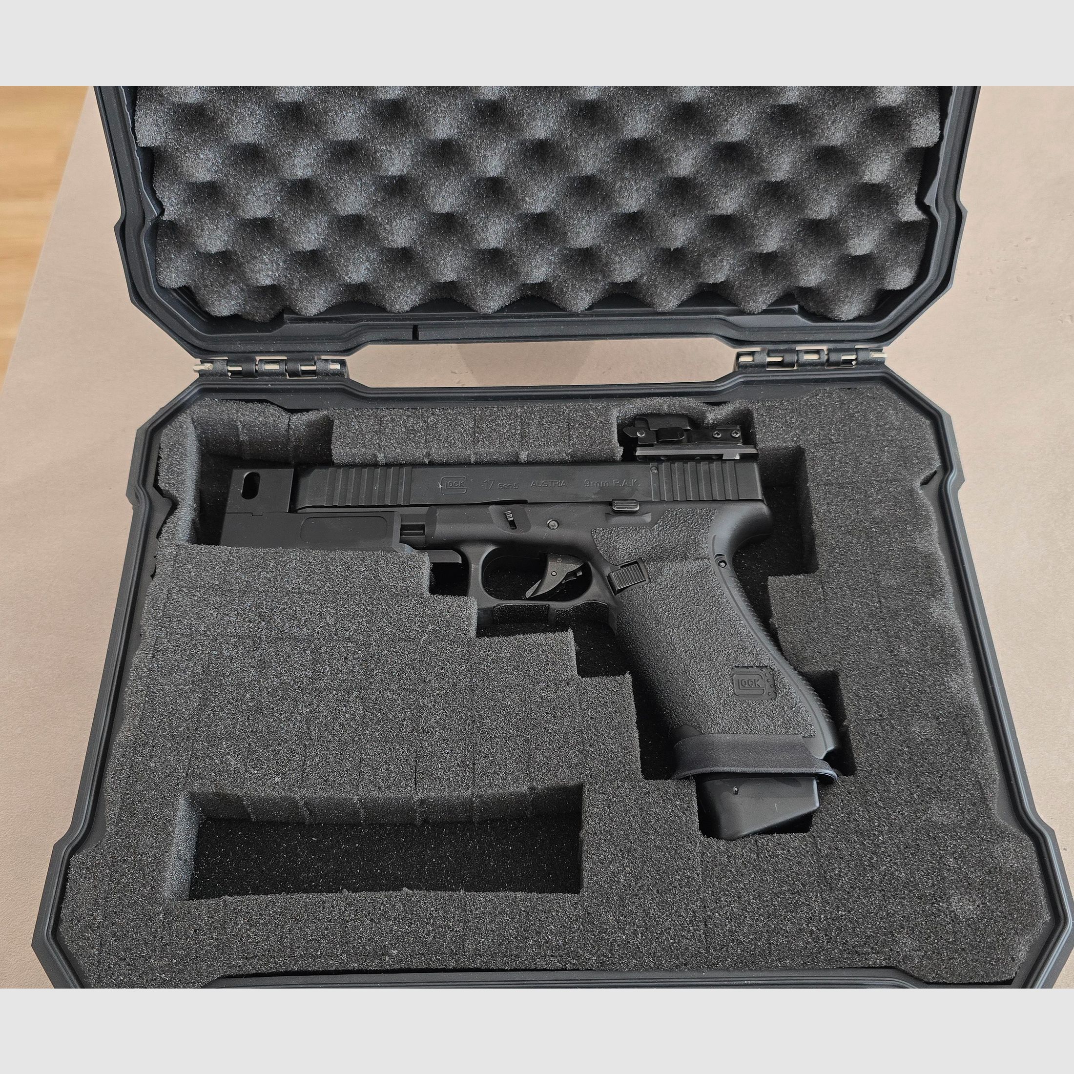 - UNIKAT - Glock 17 9mm PAK MATCH Gen 5 (PTB 1068) 