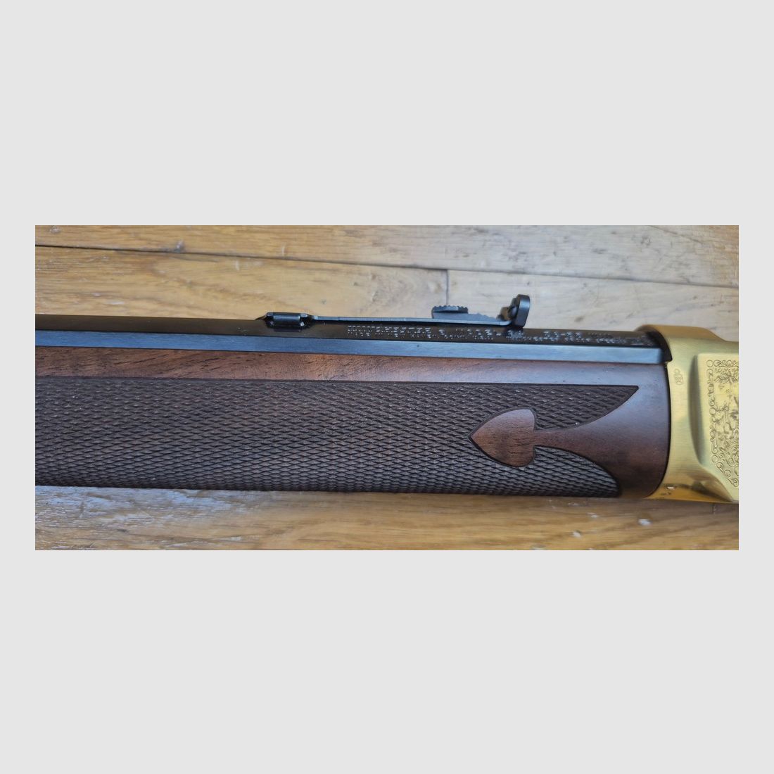 Winchester Kommemoration « Oliver F. Winchester » OFW 1894 – 19.999 Ex. – Wunderschöne Rauten – 38-55Win – Nie geschossen – Originalbox und leere Munitionbox im Modell – Zustand TBE+++, Bild 34 von 41